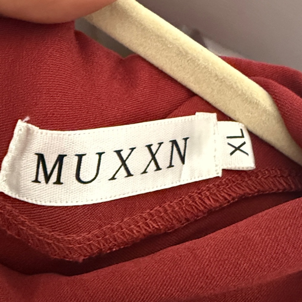 Elegant Red Dress - Picture 2 of 7